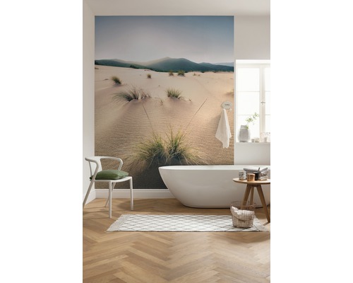 Salle de bains avec papier peint photo dunes de sable, baignoire et chaise