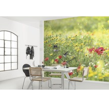 Wohnraum mit Fototapete, die eine Blumenwiese zeigt