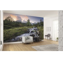 Espace de vie avec papier peint photo d''un ruisseau de montagne