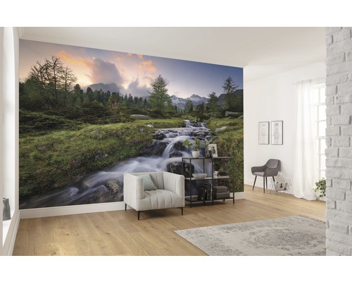 Wohnraum mit Fototapete eines Bergflusses