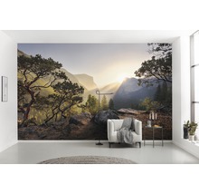 Wohnraum mit Fototapete einer Berglandschaft bei Sonnenaufgang