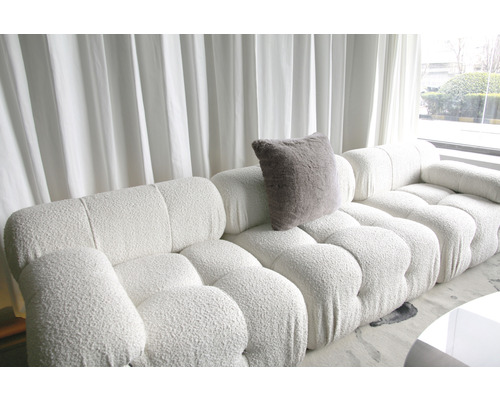 Helles Wohnzimmer mit großem modularen Sofa und Kissen