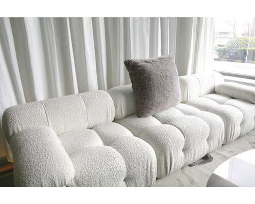 Weiches Sofa mit Kissen im Wohnzimmer