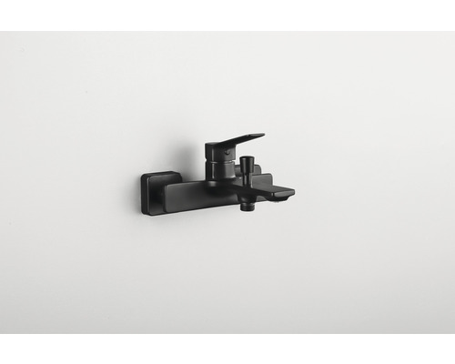 Schwarze Badewannenarmatur zur Wandmontage