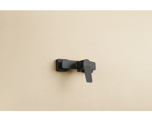 Schwarzer Einhebelmischer für die Wandmontage