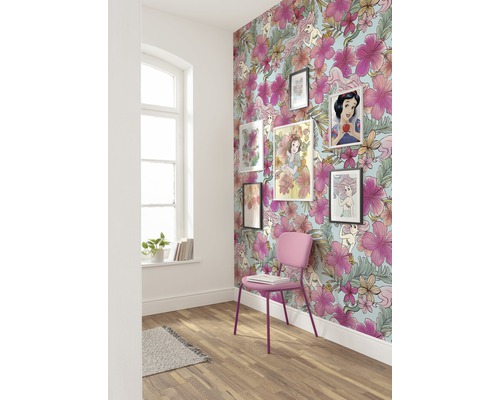 Papier peint panoramique intissé DX4-008 Disney Edition 4 Ariel Pink Flower 4 pces 200 x 280 cm Pièce décorée avec du papier peint floral et des images encadrées au mur.