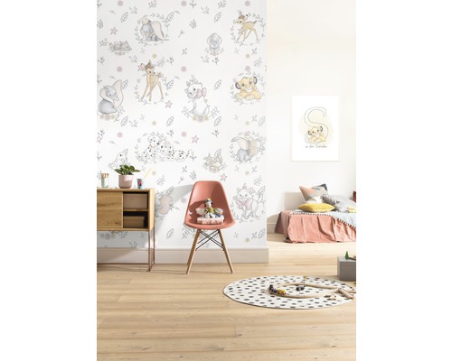 Kinderzimmer mit Disney Tapete mit Tiermotiven, Stuhl und Spielsachen.