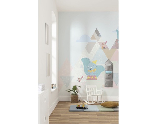 Helles Kinderzimmer mit Dumbo Wandtattoo, Spielmatte, Schaukelstuhl und Regal