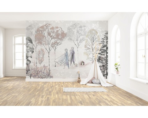 Raum mit Fototapete mit Waldmotiv und den Figuren Anna und Elsa, Spielzelt und Dekoration