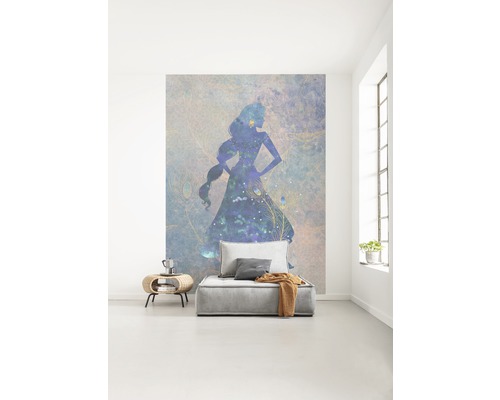 Espace de vie avec papier peint photo représentant une femme avec des plumes de paon