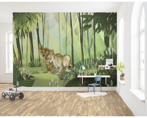 Kinderzimmer mit einer Fototapete mit einem Waldmotiv und Löwenbabys.