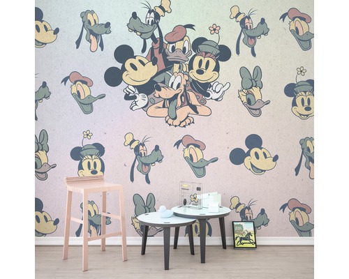 Kinderzimmer mit Tapete mit Mickey Mouse und Freunden, Hocker und Tischen