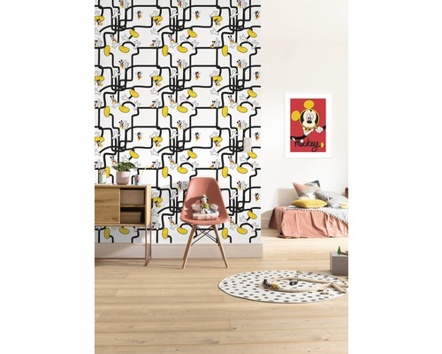 Chambre d''enfant avec papier peint à motifs Mickey Mouse, lit, chaise, table et jouets