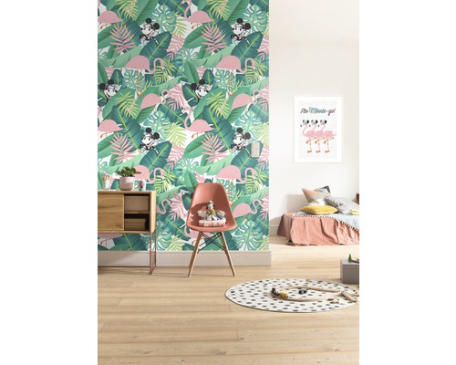 Kinderzimmer mit Dschungeltapete mit Flamingos und Mickey Mouse