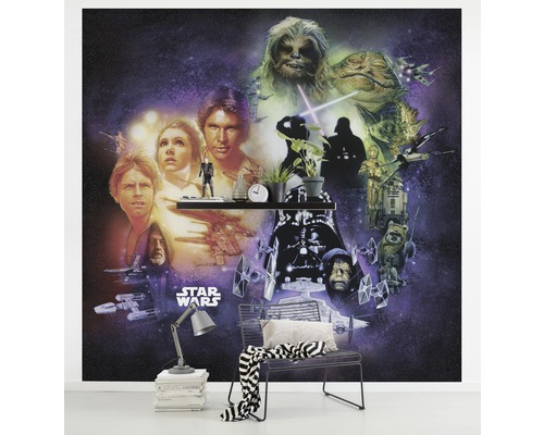 Star Wars Fototapete im Raum mit Regal, Stuhl und Dekoration.