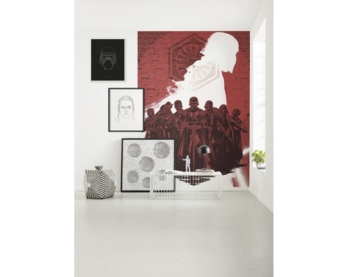 Salon avec papier peint photo Star Wars, posters, table d''appoint et décorations