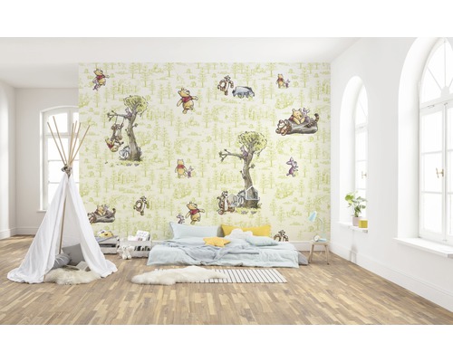 Kinderzimmer mit einer Wand, die mit einer Tapete mit Winnie Puuh Motiven verziert ist, einem weißen Tipi und einem Bett