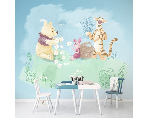 Kinderzimmer mit Wandbild von Winnie Puuh, Ferkel und Tigger mit Tisch und Stühlen
