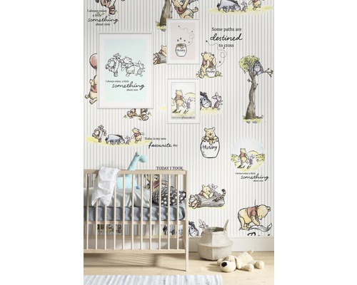 Chambre d''enfant avec papier peint Winnie l''ourson, lit de bébé et accessoires