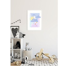 Chambre d''enfant avec tableau mural, étagère à jouets, peluches et tricycle