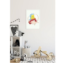 Chambre d''enfant avec une image d''Ariel et Polochon au mur, comprenant une étagère avec des jouets et un trotteur en bois