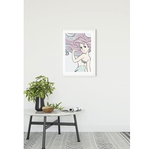 Image décorative au mur avec une sirène dans une pièce lumineuse.