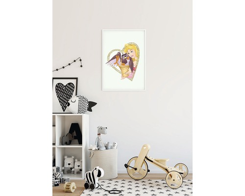 Image encadrée d''une princesse de conte de fées avec des oiseaux dans une chambre d''enfant.