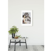 Affiche encadrée d''une étreinte d''ours au-dessus d''une table d''appoint avec décoration