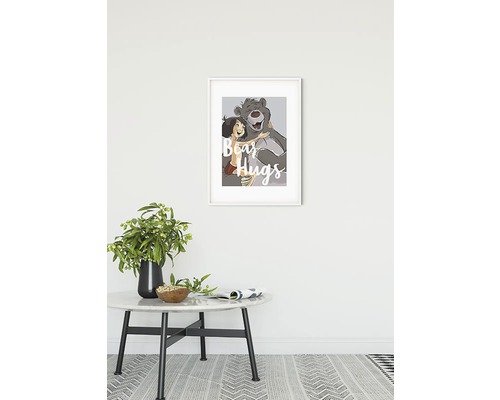 "Image décorative de Mowgli et de l''ours Baloo avec le texte ""Bear Hugs"" dans un cadre blanc au-dessus d''une table"