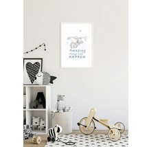 Chambre d''enfant décorative avec une peinture murale d''un éléphant et l''inscription Amazing things will happen, une étagère à jouets et un vélo en bois.