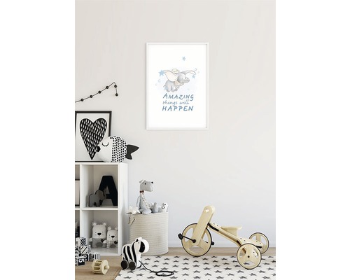 Chambre d''enfant avec une affiche sur le thème des éléphants, une étagère et des jouets