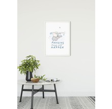 Art mural encadré avec un motif d''éléphant et le texte ''Amazing things will happen'', placé au-dessus d''une table avec décoration