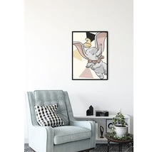 Chambre d''enfant décorative avec une chaise et une image encadrée de Dumbo sur le mur