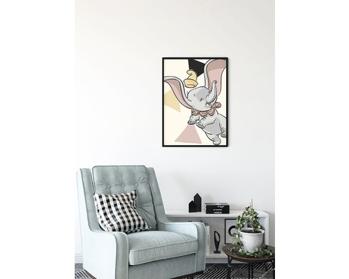 Chambre d''enfant décorative avec une chaise et une image encadrée de Dumbo sur le mur