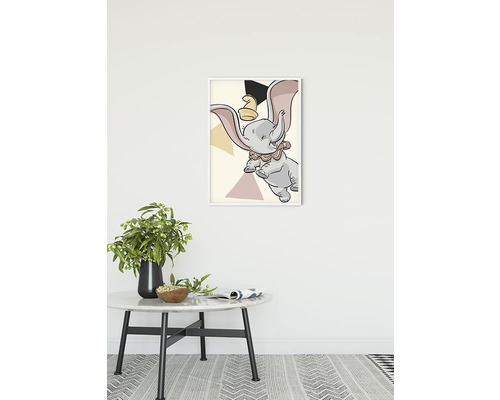 Image décorative avec l''éléphant Dumbo dans une pièce lumineuse