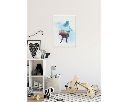 Chambre d''enfant avec étagère, jouets et une affiche encadrée représentant un motif féminin