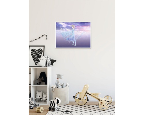 Chambre d''enfant avec une affiche encadrée de La Reine des neiges II au mur.