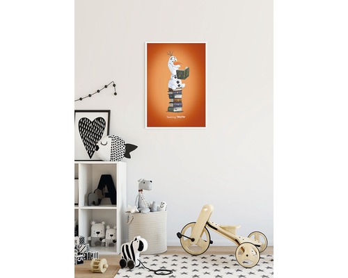 Chambre d''enfant décorative avec une affiche d''Olaf assis sur une pile de livres en train de lire.