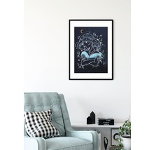Gerahmtes Bild mit einer Zeichnung von Prinzessin Jasmin im Wohnzimmer.