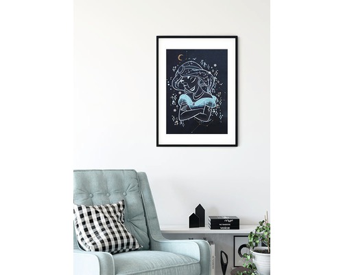 Image encadrée avec une illustration de la princesse Jasmine, accrochée au mur au-dessus d''un fauteuil et d''une étagère