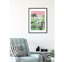 Gerahmtes Poster mit Dschungelbuch-Motiv und dem Schriftzug Beste Freunde im Wohnzimmer