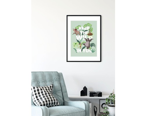 Affiche encadrée du Livre de la Jungle avec l''inscription « Gardez le côté sauvage en vous » au-dessus d''un fauteuil