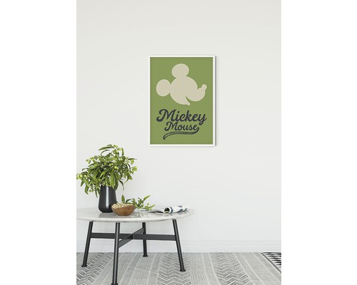 Image décorative avec motif Mickey Mouse dans un espace de vie avec table et décoration