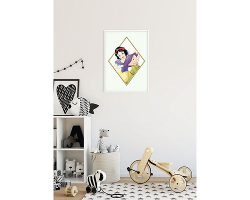 Chambre d''enfant avec une peinture murale de Blanche-Neige et de l''un des sept nains