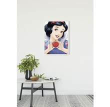 Affiche encadrée de Blanche-Neige avec une pomme dans ses mains au-dessus d''une table avec une plante en pot
