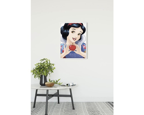 Affiche encadrée de Blanche-Neige sur un mur blanc au-dessus d''une table