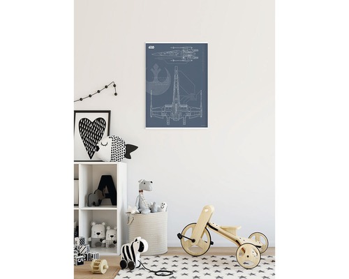 Chambre d''enfant avec une affiche au mur représentant un vaisseau spatial
