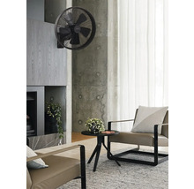 Wohnzimmer mit an der Wand montiertem Ventilator, Sesseln und Beistelltisch