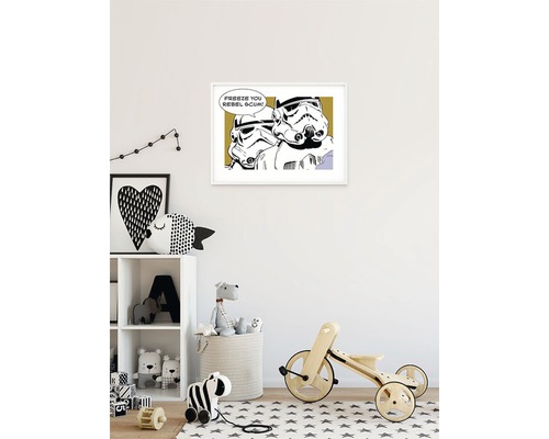 Chambre d''enfant avec étagère, jouets et une affiche Star Wars avec des Stormtroopers