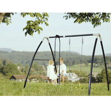 Portique avec deux enfants dans le jardin